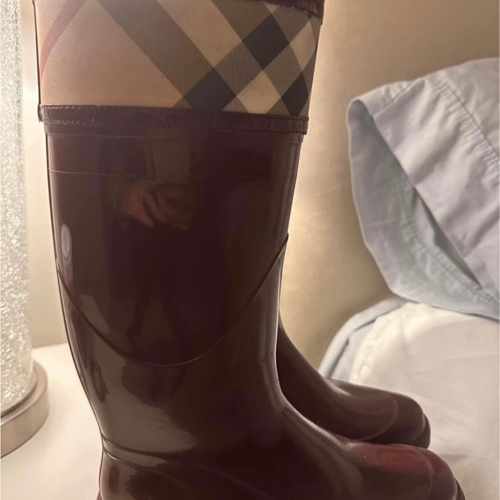 Burberry burgundy rain boots authentic! Great condition!